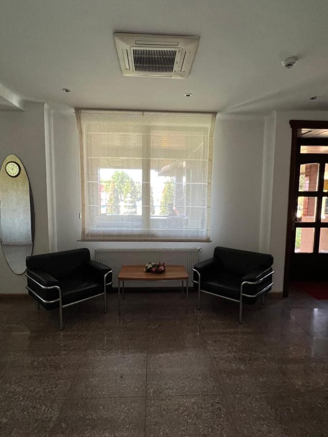 Hotel Doi Taurasi Afumaţi المظهر الخارجي الصورة
