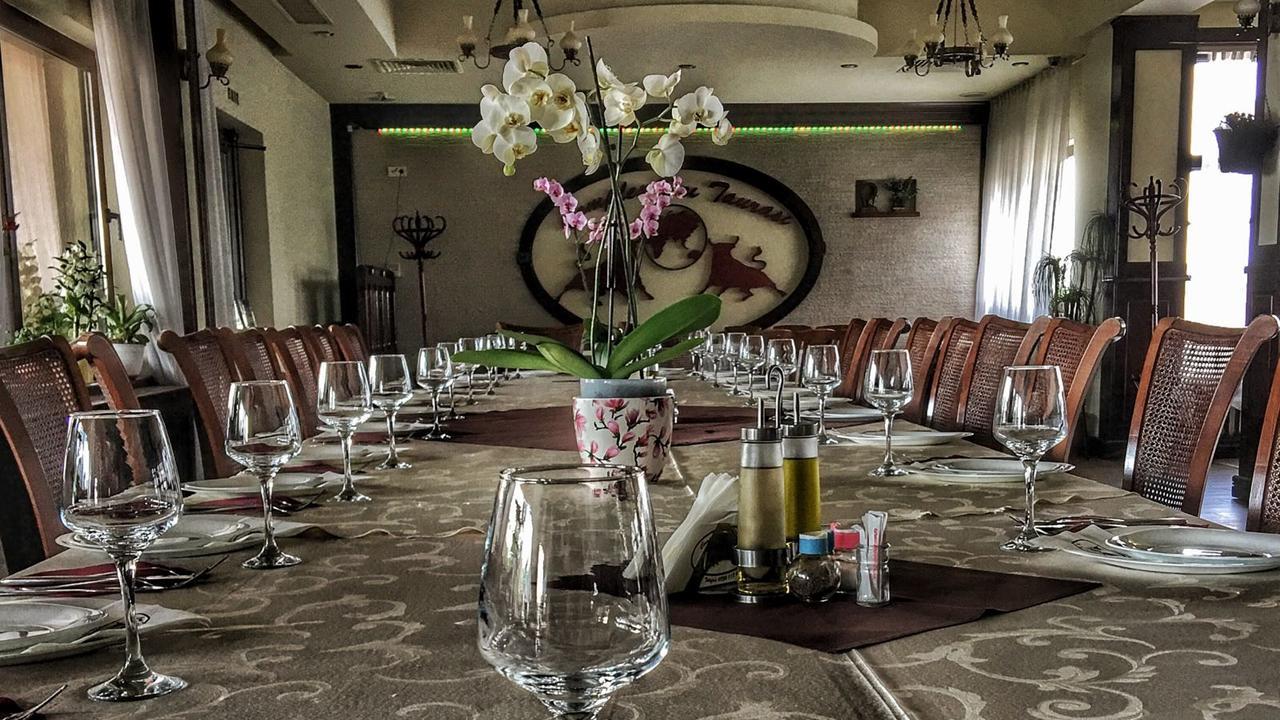 Hotel Doi Taurasi Afumaţi المظهر الخارجي الصورة